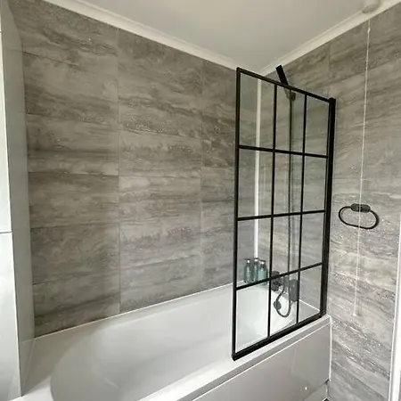 Comfortable In 3 Bed House * London