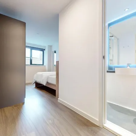 Private Bedrooms With Shared Kitchen, And At Canvas Wembley In Apartment