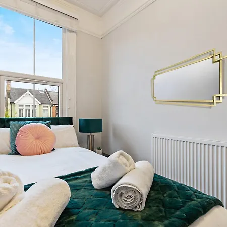 Parea Living - Leytonstone, 2-bedroom Serviced Apartment, Free Parking, Remote Working Apartment