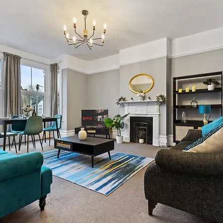Parea Living - Leytonstone, 2-bedroom Serviced Apartment, Free Parking, Remote Working *