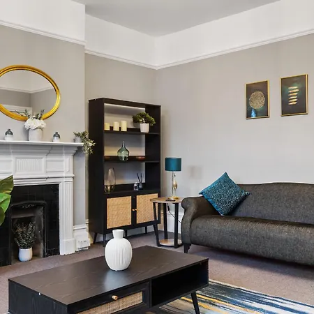 Parea Living - Leytonstone, 2-bedroom Serviced Apartment, Free Parking, Remote Working Apartment *
