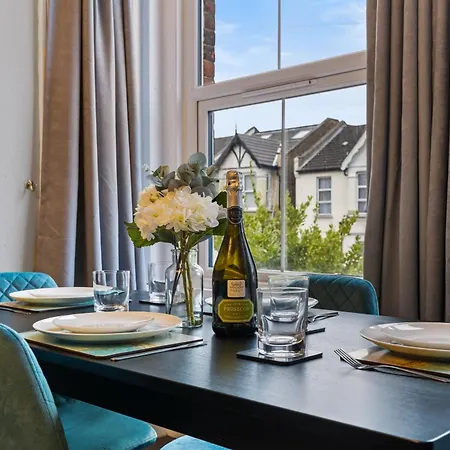 Parea Living - Leytonstone, 2-bedroom Serviced Apartment, Free Parking, Remote Working *