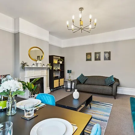Parea Living - Leytonstone, 2-bedroom Serviced Apartment, Free Parking, Remote Working