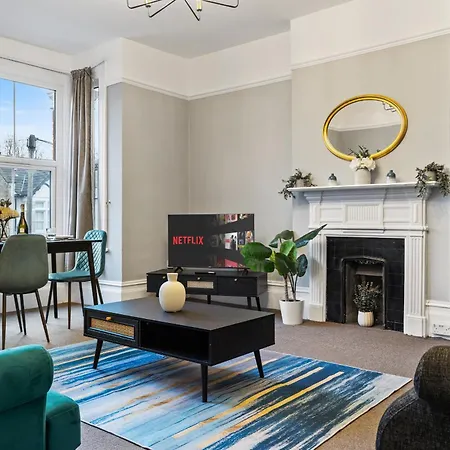Parea Living - Leytonstone, 2-bedroom Serviced Apartment, Free Parking, Remote Working Apartment