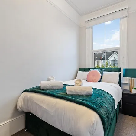 Parea Living - Leytonstone, 2-bedroom Serviced Apartment, Free Parking, Remote Working * London