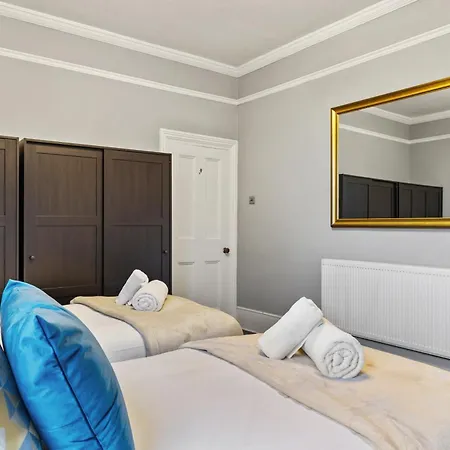 Parea Living - Leytonstone, 2-bedroom Serviced Apartment, Free Parking, Remote Working * London