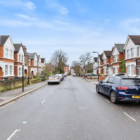 Parea Living - Leytonstone, 2-bedroom Serviced Apartment, Free Parking, Remote Working Apartment