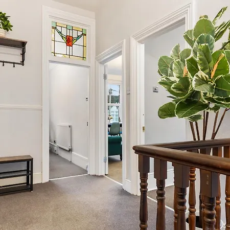 Parea Living - Leytonstone, 2-bedroom Serviced Apartment, Free Parking, Remote Working London