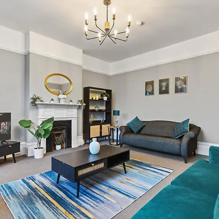 Parea Living - Leytonstone, 2-bedroom Serviced Apartment, Free Parking, Remote Working Apartment *
