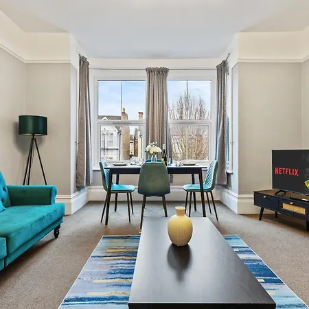 Parea Living - Leytonstone, 2-bedroom Serviced Apartment, Free Parking, Remote Working London