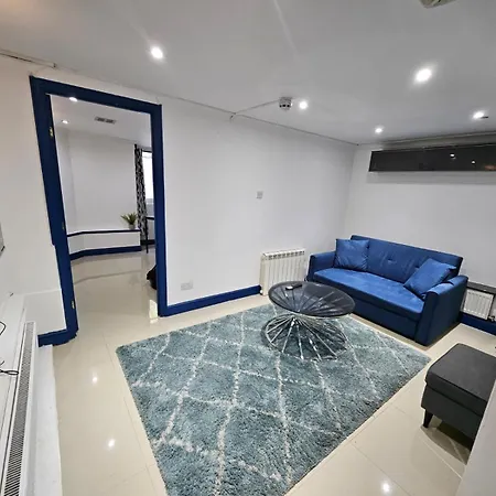 Savers Close To Emirates Stadium! * London