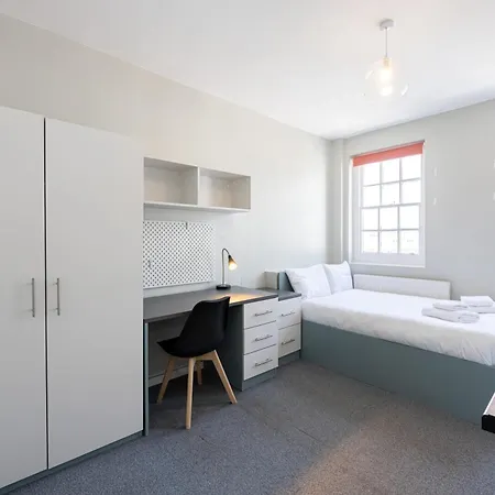 Spacious With Shared Facilities * London