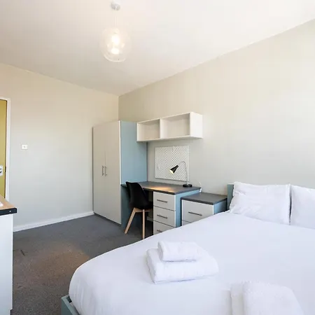 Spacious With Shared Facilities Apartment *