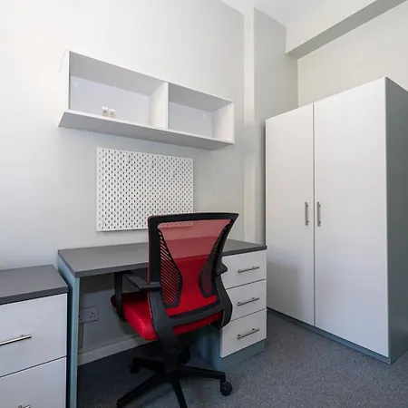 Spacious With Shared Facilities * London