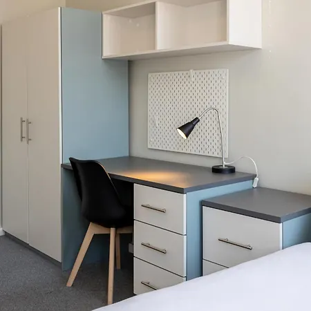 Spacious With Shared Facilities * London