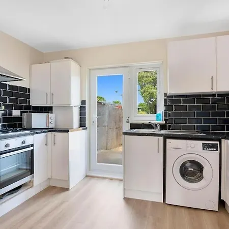Spacious 3br House In North London With Garden Enfield