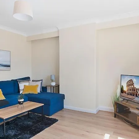 Spacious 3br House In North London With Garden * Enfield