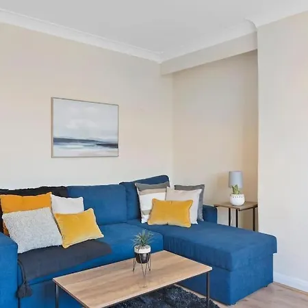Spacious 3br House In North London With Garden