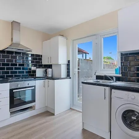 Spacious 3br House In North London With Garden *