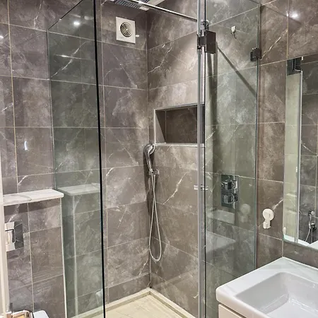 Hyde Park Corner Spacious 2 Bedroom