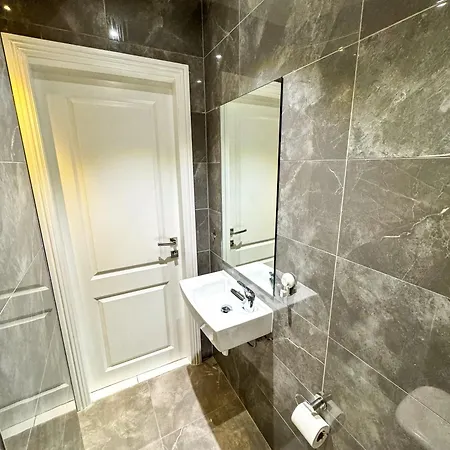 Hyde Park Corner Spacious 2 Bedroom *