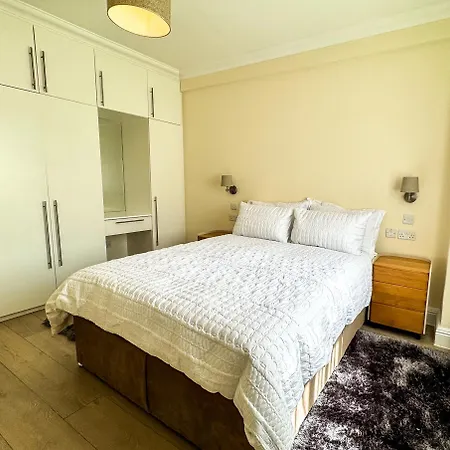 Hyde Park Corner Spacious 2 Bedroom London