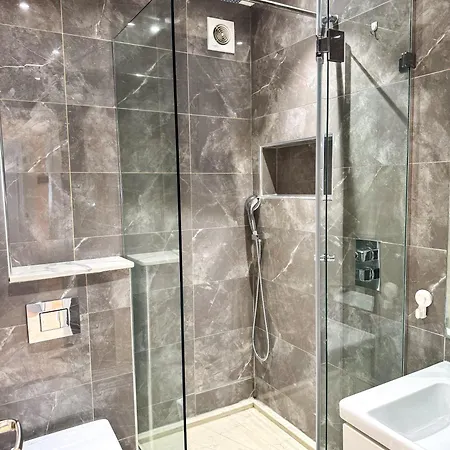 Hyde Park Corner Spacious 2 Bedroom London