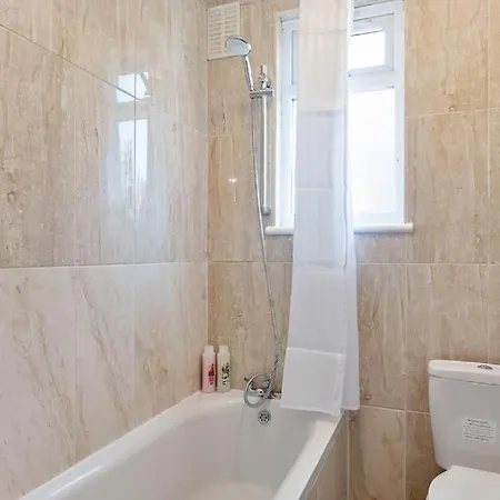Spacious 3br House In North London With Garden *