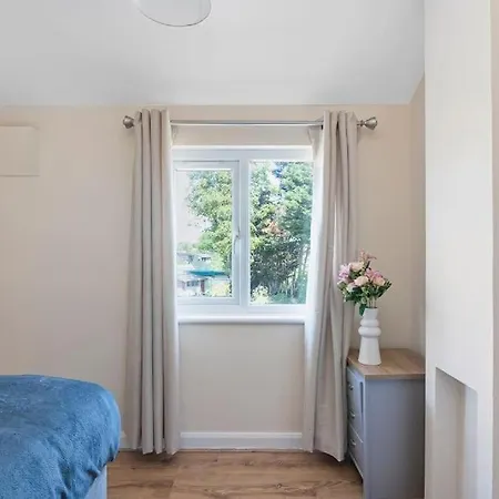 Spacious 3br House In North London With Garden Enfield