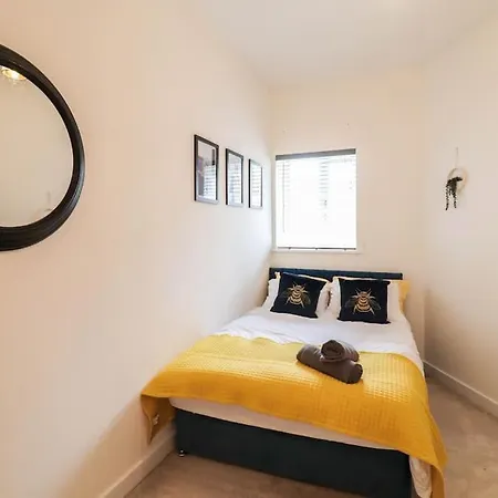 Spacious 2 Bed Flat With Parking -10mins From Apartment London
