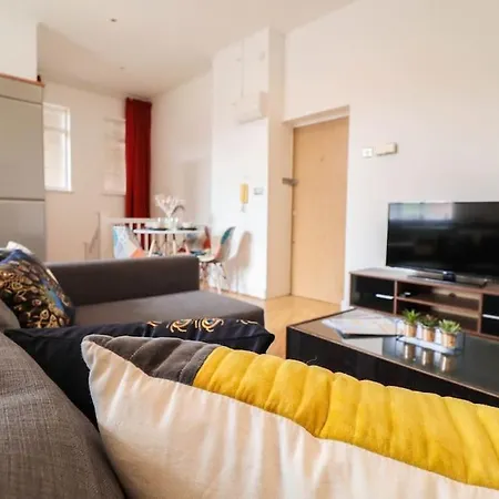 Spacious 2 Bed Flat With Parking -10mins From * London