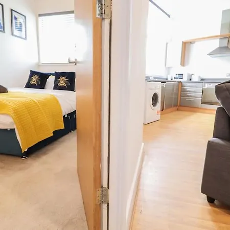 Spacious 2 Bed Flat With Parking -10mins From Apartment