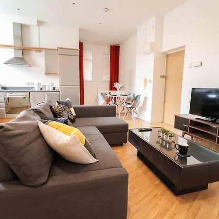 Apartment Spacious 2 Bed Flat With Parking -10mins From
