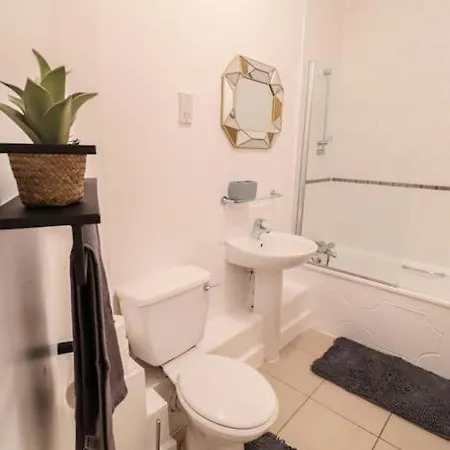 Spacious 2 Bed Flat With Parking -10mins From Apartment