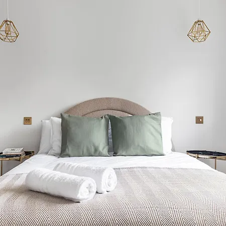 Arte Stays - Lux Stylish Penthouse - Heart Of Wembley - Parking