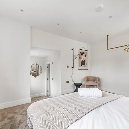 Apartment Arte Stays - Lux Stylish Penthouse - Heart Of Wembley - Parking