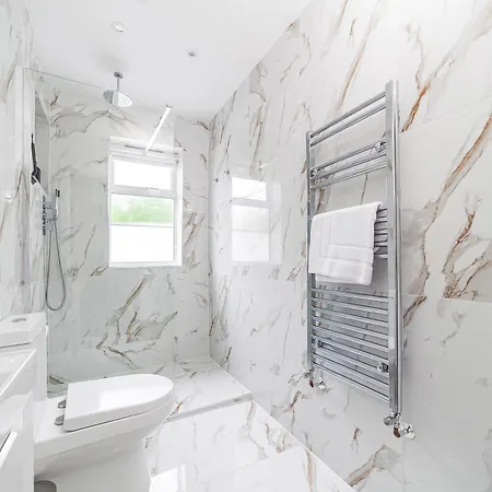 Apartment Arte Stays - Lux Stylish Penthouse - Heart Of Wembley - Parking
