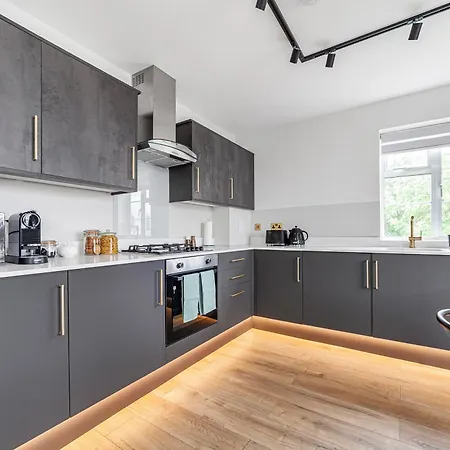 Arte Stays - Lux Stylish Penthouse - Heart Of Wembley - Parking