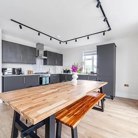 Arte Stays - Lux Stylish Penthouse - Heart Of Wembley - Parking Apartment