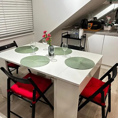 Modern Loft 2 Bedroom Flat Near Heathrow And Piccadilly Line Apartment *