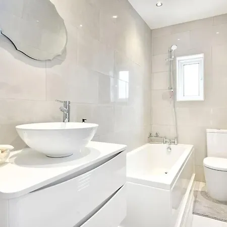 Bright & Airy - 2 Bed - 1 Minute To Lock Station! Apartment