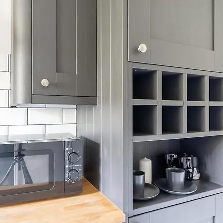Centrally Located Islington Apartment *
