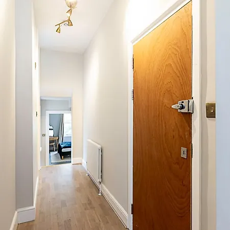Lovely Bishops Park Flat * London