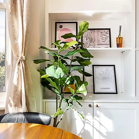 Lovely Bishops Park Flat * London