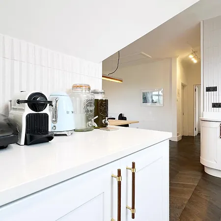Ana's Place Near West Hampstead- 2 Double Beds, Max 4 People Apartment