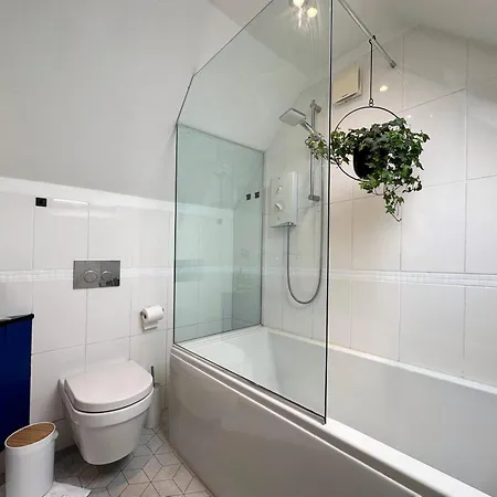 Ana's Place Near West Hampstead- 2 Double Beds, Max 4 People Apartment