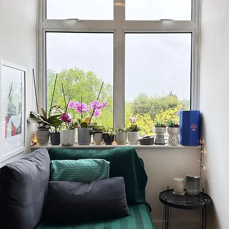 Ana's Place Near West Hampstead- 2 Double Beds, Max 4 People Apartment *