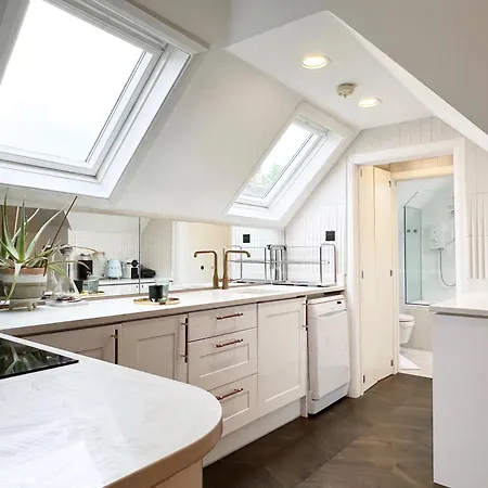 Ana's Place Near West Hampstead- 2 Double Beds, Max 4 People Apartment *