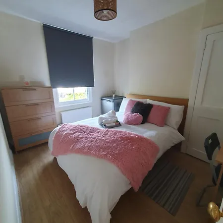 Comfy Bedroom D Guest house