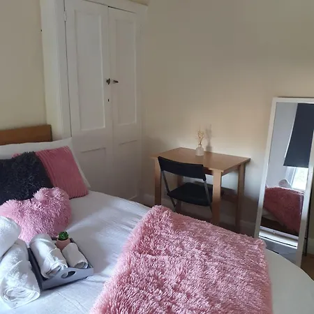 Comfy Bedroom D Guest house
